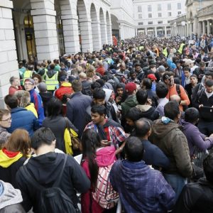 impressive queue for the iphone 6 in london