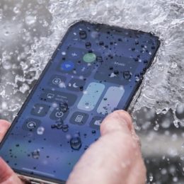 iPhone XS iP68 water and dust resistant